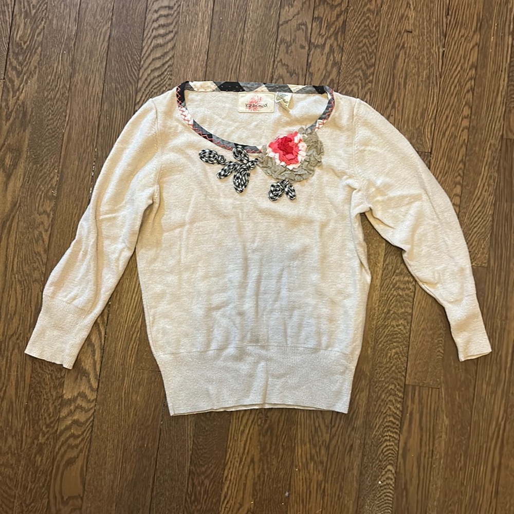 Sparkly sweater with flower appliqué